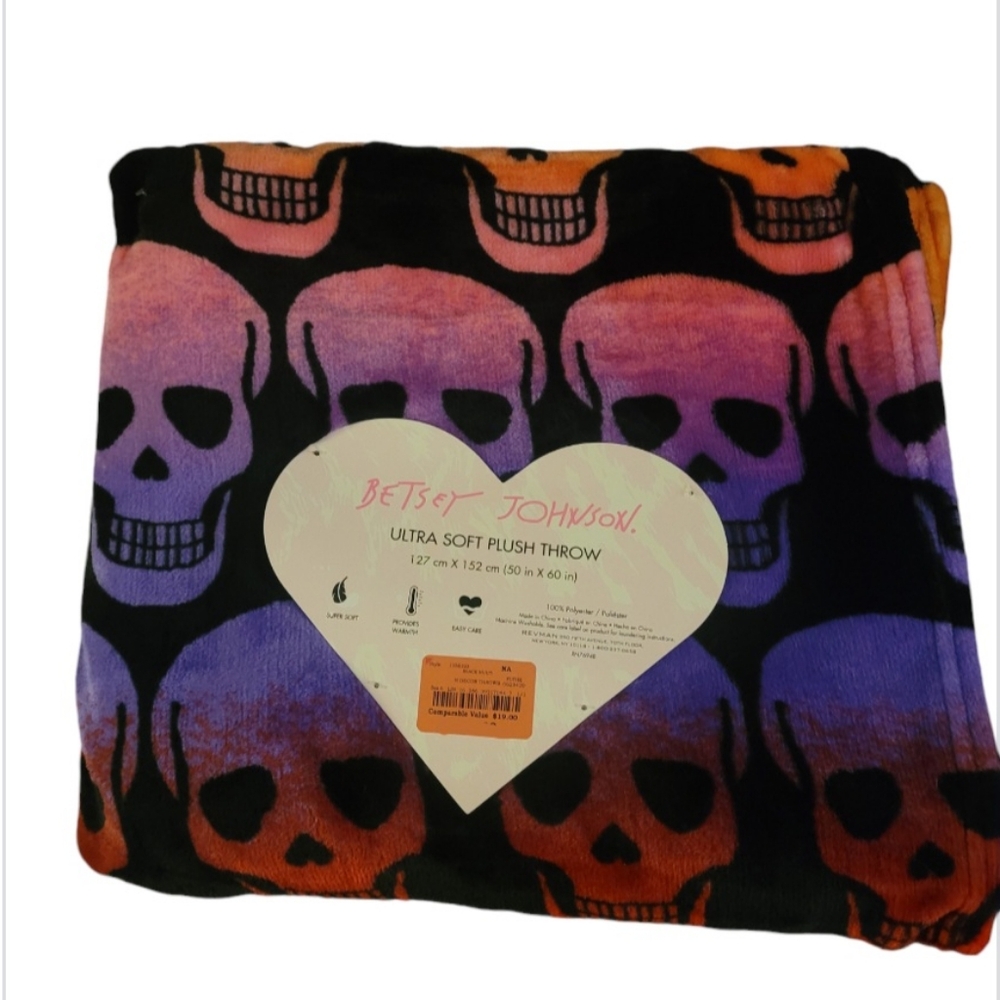 NWT Betsey Johnson Skull Throw